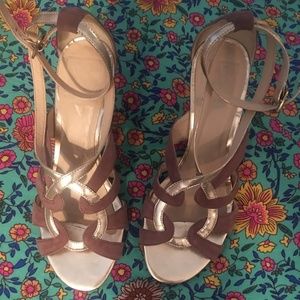 Pour le Victoire mauve suede gold leather wedges